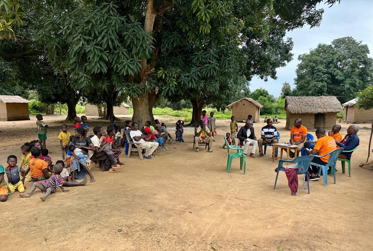 onufemmesrca's tweet image. Les chefs traditionnels de 𝐁𝐄𝐖𝐈𝐋𝐈 et 𝐃𝐈𝐊𝐀 (Préfecture de Nana Mambéré) ont échangé avec l’équipe de la consultation des communautés sur la chefferie traditionnelle sensible au genre et ont partagés les pratiques ancestrales de #Dika_Ndole et de #Gbayouk.