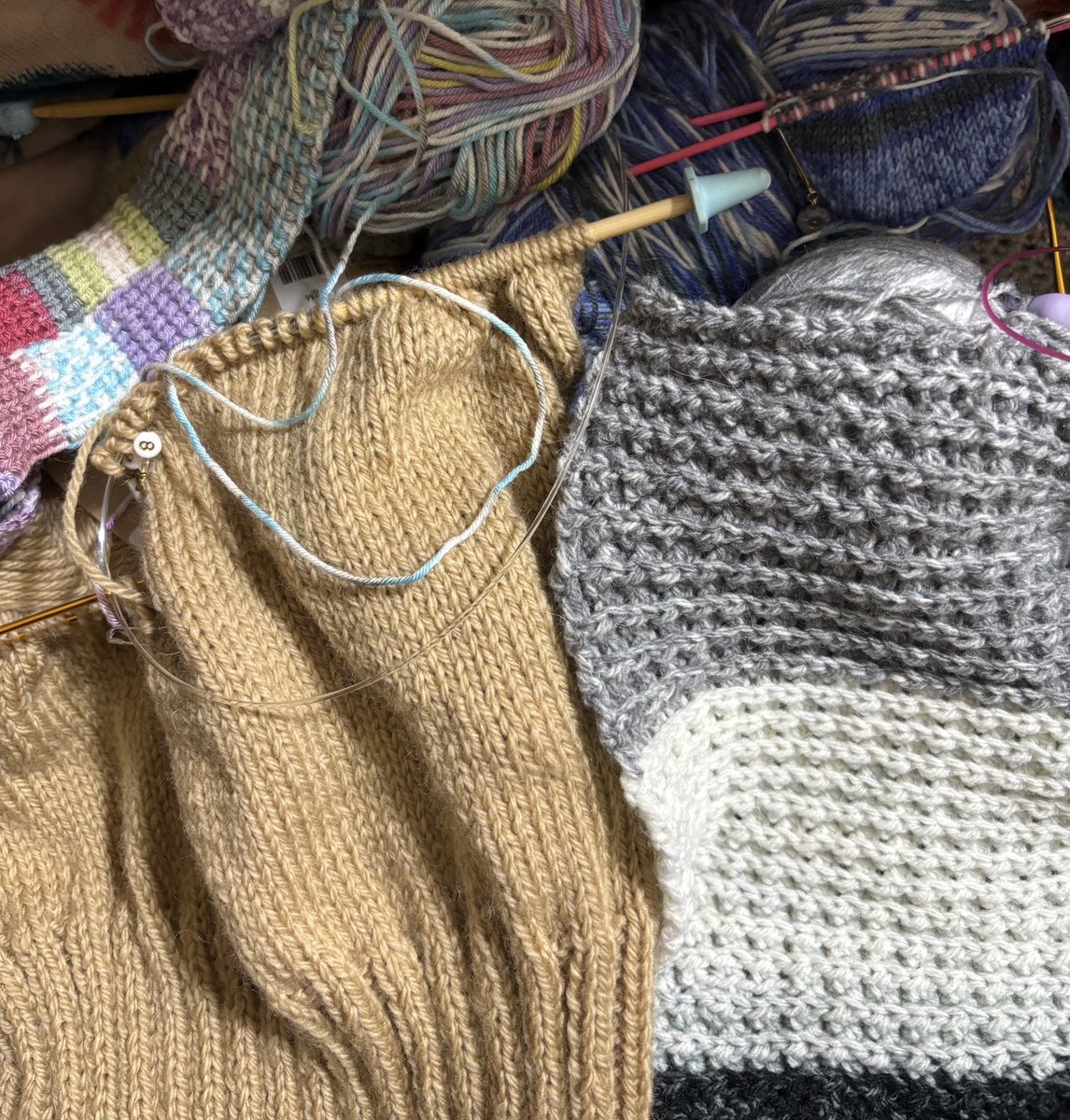 takapipi_3's tweet image. おはようございまっ😌肌寒いですネン🥶　　　　　
４子同時進行中🤣
#編み物好きな人と繋がりたい 
#編み物散らかし