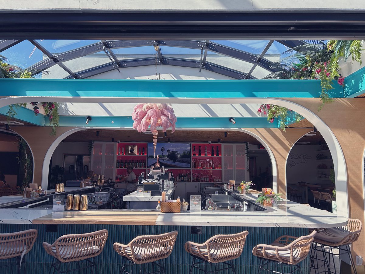 If it’s not your thing, don’t feel the pressure to constantly network and go to a bunch of parties ^^ Enrich yourself with good food, good atmosphere, and good company- it’ll be those 6-7 people that you remember more than the 100 obscure faces you briefly say hello to. For many