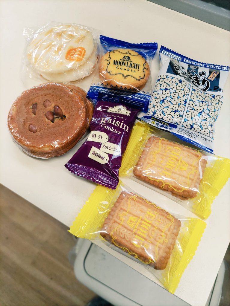 あ～あ～  お昼ごはん持ってくるの忘れた………

職場の机の中から お昼ごはんを探したら満腹になりそうなほど出てきた。

ツラい日も安心♪