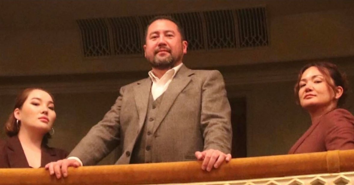 Гэр бүлийнх нэг гишүүн бинзээ холоонкод ажилдаг айлын хүүхэд.