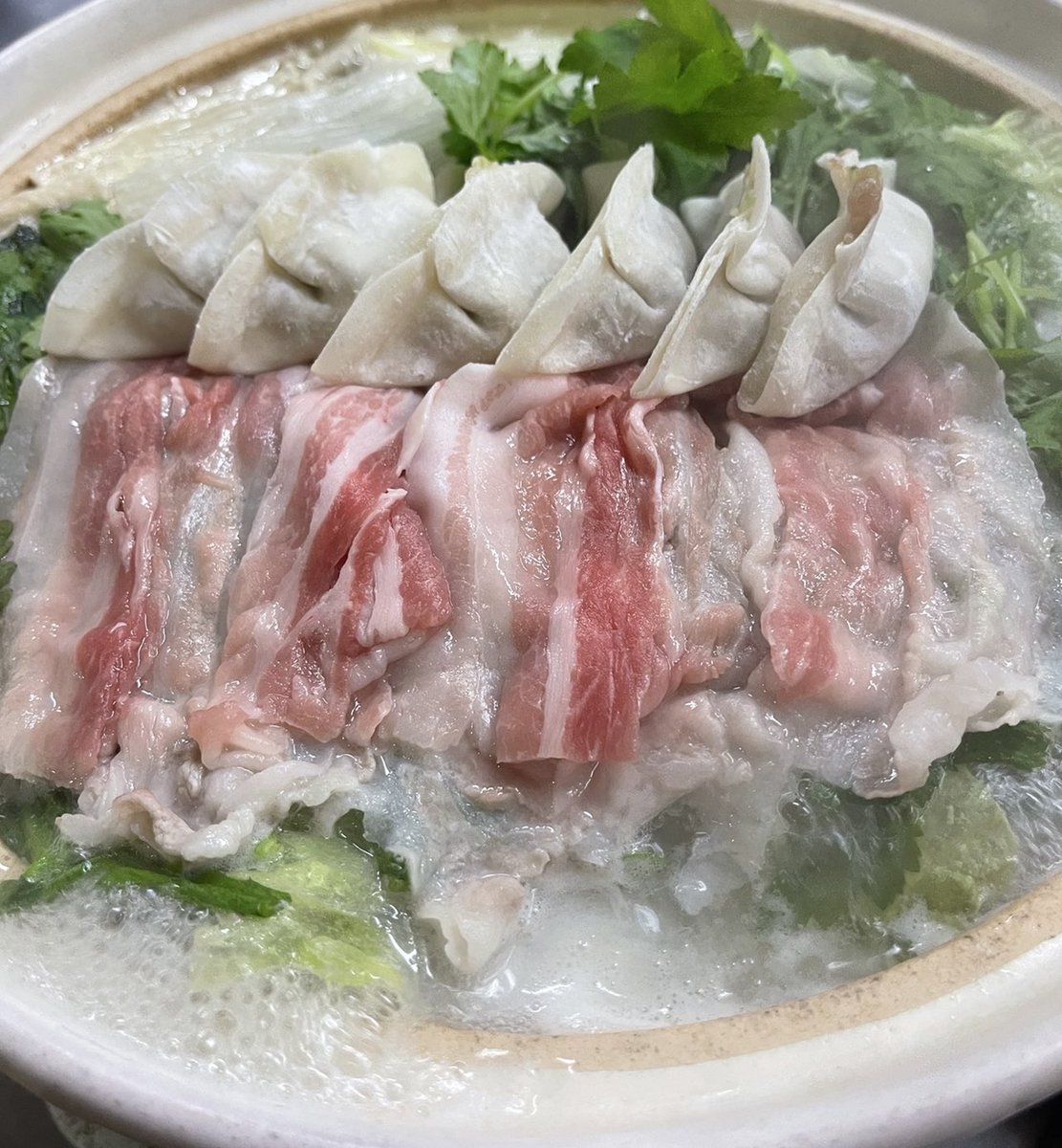 おはようございます☁️

寒くなると出番の多くなる鍋

餃子のダシもきいて
締めまで美味くなる！　

オススメです🍲