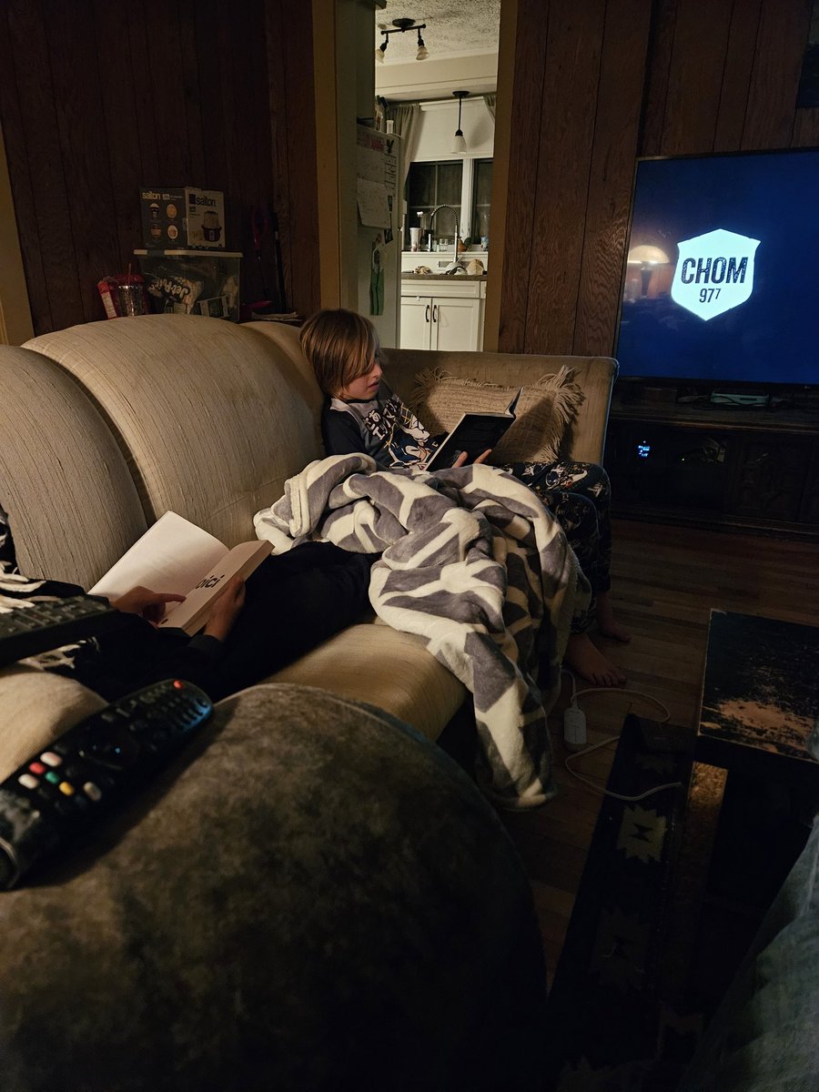 zeosnip's tweet image. Boys reading while listening to good tunes (@CHOM977) while waiting for the #BlueJays game to start. 🤘