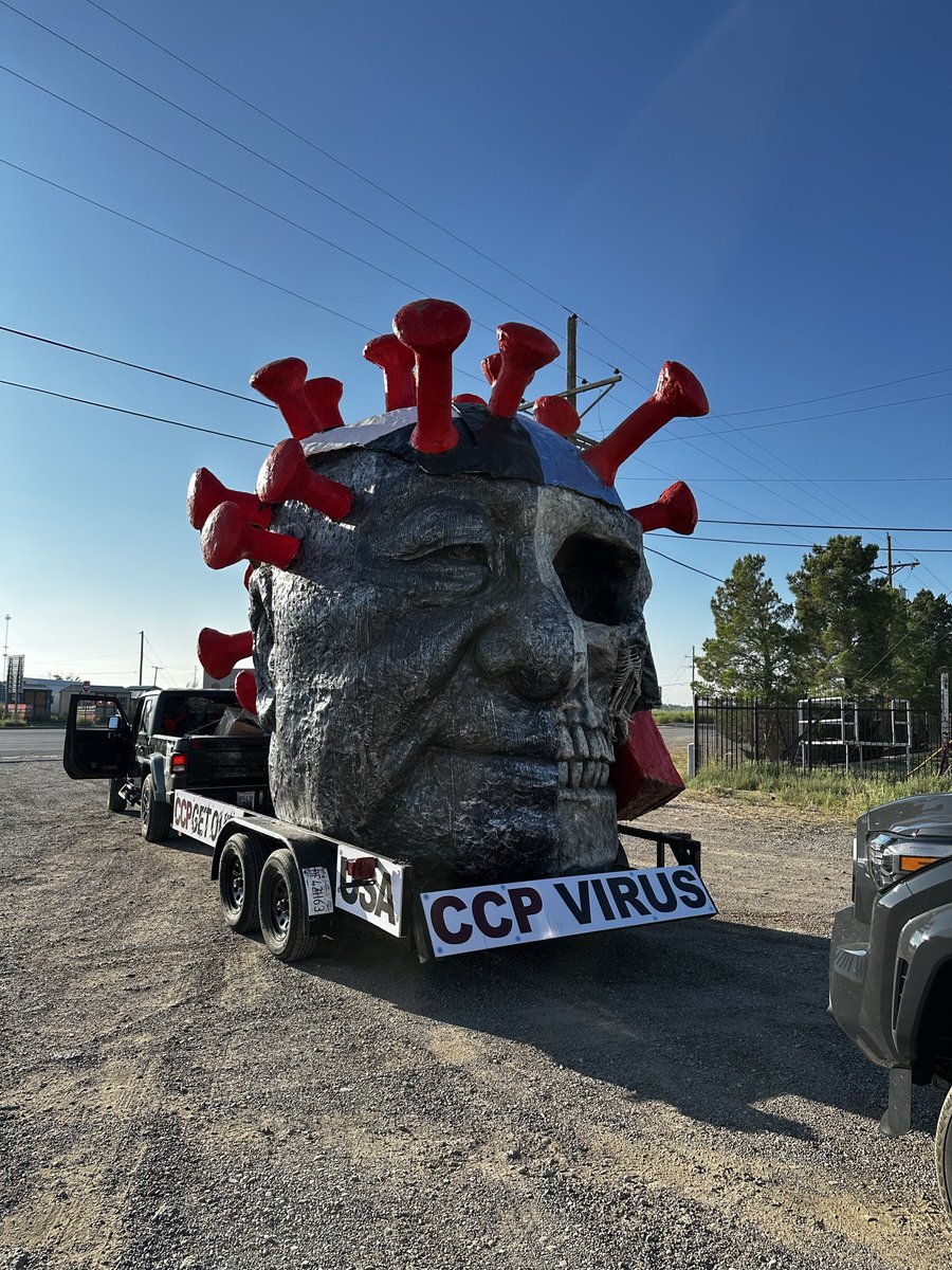 反共病毒巡游】
从加州沙漠出发，我们的“中共病毒”雕塑车一路驶向美国各地：从内华达的荒原，到密苏里州议会，印第安纳波利斯纪念碑广场，直至中共驻美使馆门前。
我们用艺术控诉暴政，用行动呼唤真相。
中共病毒祸害世界，它不仅是疾病，更是谎言、审查与恐惧的象征。