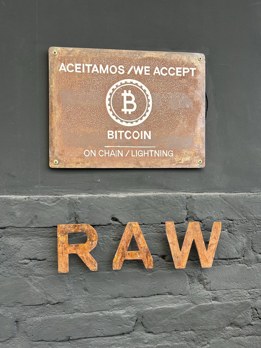 Hoje teve almoço bitcoinheiro na Raw com meus amigos <a href="/RefugioBitcoin/">Refugio</a> e Guilherme Bandeira. 

A vida é boa.