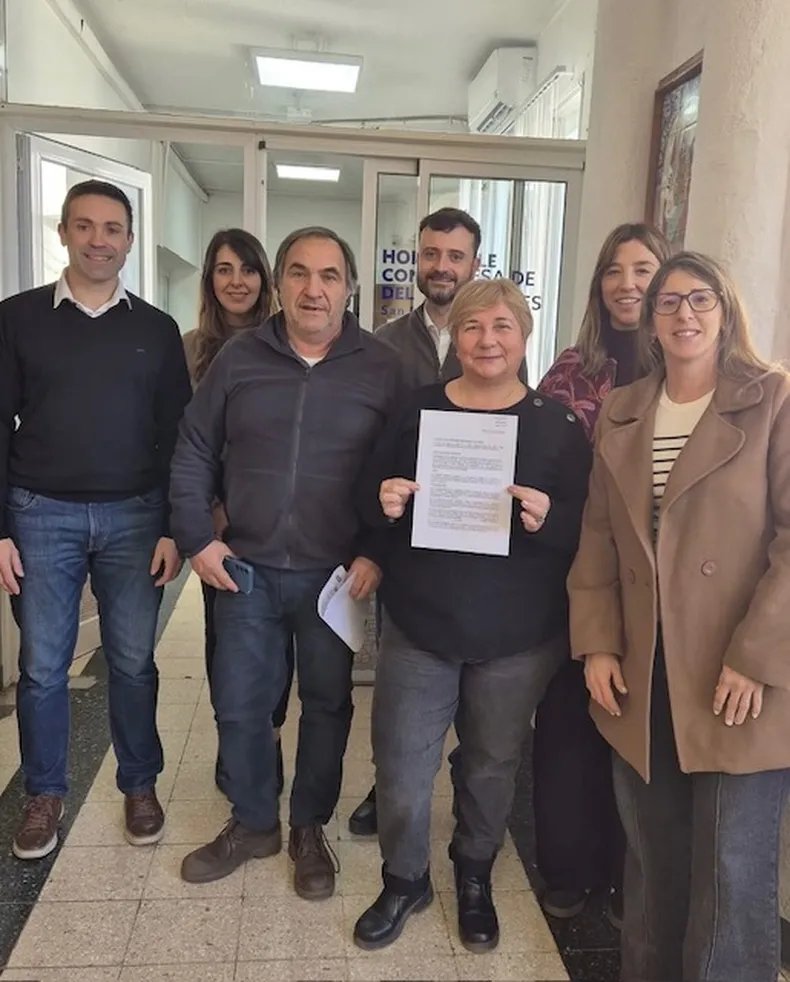 Ahi esta la podologa posiblemnete mostranto el titulo de harvard. donde se preparo. Dado que su jefa dice que està mas preparada que cualquiera