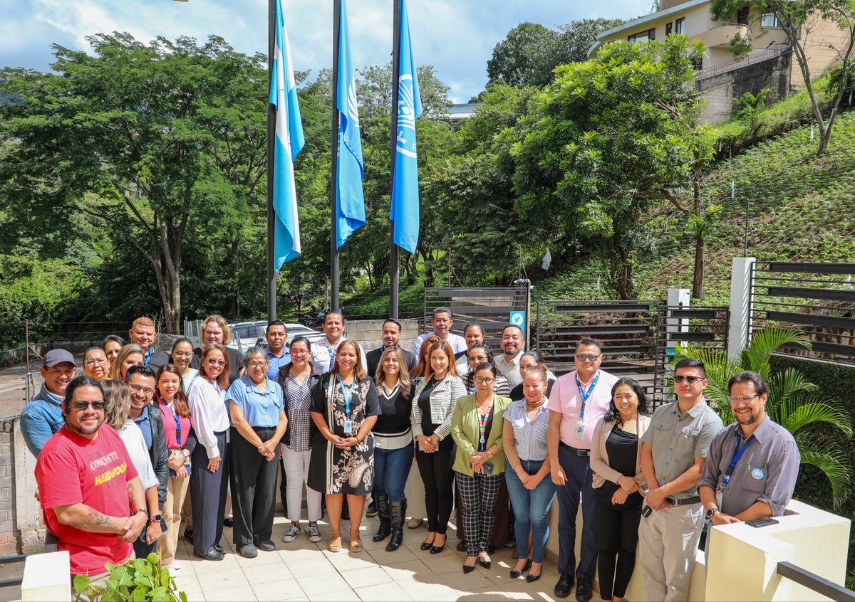 La #ONU nació oficialmente el 24 de octubre de 1945 y <a href="/FAO/">Food and Agriculture Organization</a> fue una de sus primeras agencias técnicas. Hoy en <a href="/FAOHonduras/">FAO HONDURAS</a> izamos la bandera acompañando a <a href="/ONUHonduras/">ONU Honduras</a> en el inicio de una semana llena de actividades para conmemorar el #DíaDeNacionesUnidas y el 80 aniversario 🇺🇳