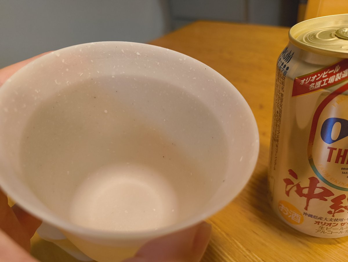 シェルテックのグラス。近づいて模様を見ると、この様な感じでして、貝殻が使われている雰囲気が伝わるかなと思います。