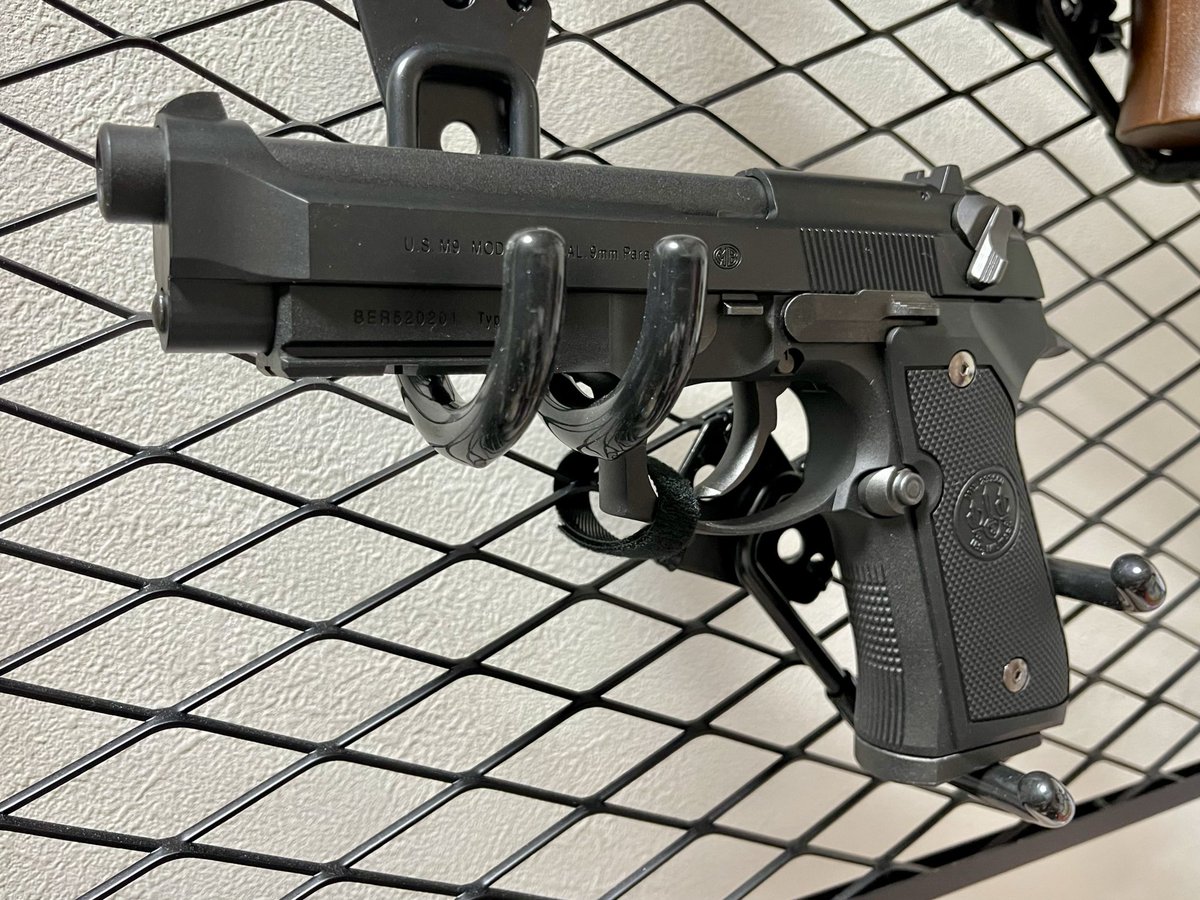 ANRatFink's tweet photo. 気付いたら銃が4丁になってた

#エアガン 
#東京マルイ 
#HK416D 
#デザートイーグル 
#M9A1 
#マルシン 
#M29 https://t.co/uAQdIhOx6L