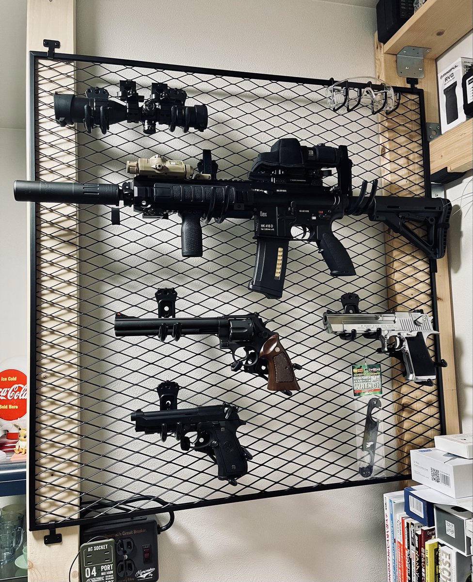 ANRatFink's tweet photo. 気付いたら銃が4丁になってた

#エアガン 
#東京マルイ 
#HK416D 
#デザートイーグル 
#M9A1 
#マルシン 
#M29 https://t.co/uAQdIhOx6L