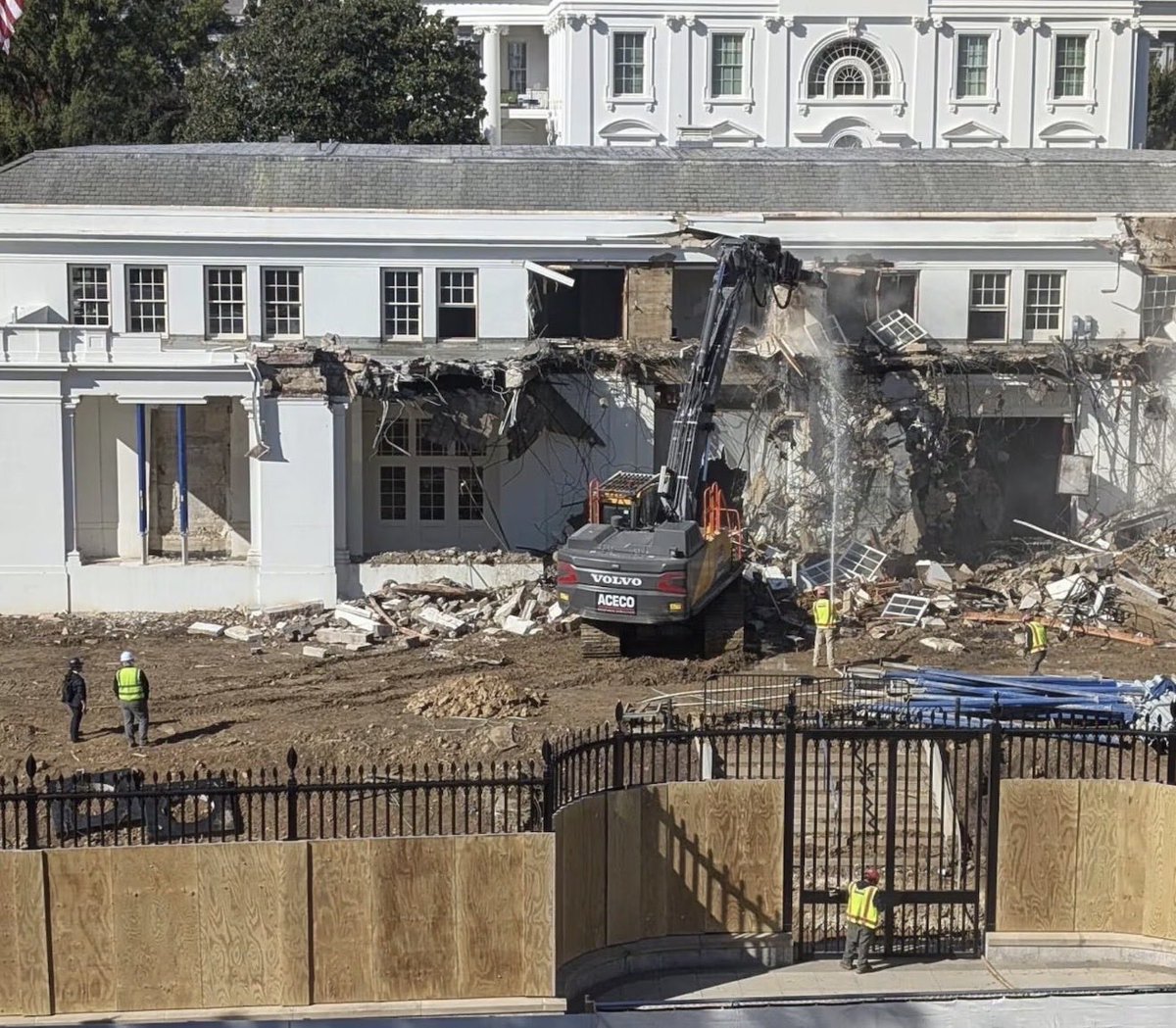 dddonnnaaa's tweet photo. The way they are ripping apart that wing you would think they were demoing a piece of garbage. Shouldn’t the wood, the windows, the hardware everything be dismantled carefully and preserved somewhere?? Who authorizes this? Isn’t that “our house”. Fuck I hate this man so much! https://t.co/kyE1PR6OE5