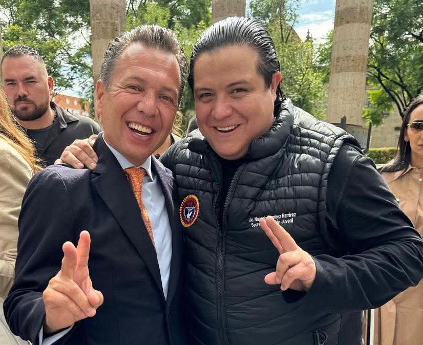 El Huaso (@huasobb) on Twitter photo Nazario Ramírez Ramírez, a high-profile businessman and transportation sector representative was arrested in Guadalajara, Jalisco, and accused of operating extortion and drug trafficking for the CJNG.
Here with Jalisco Governor Juan Pablo Lemus Nazario Ramírez Ramírez, a high-profile businessman and transportation sector representative was arrested in Guadalajara, Jalisco, and accused of operating extortion and drug trafficking for the CJNG.
Here with Jalisco Governor Juan Pablo Lemus