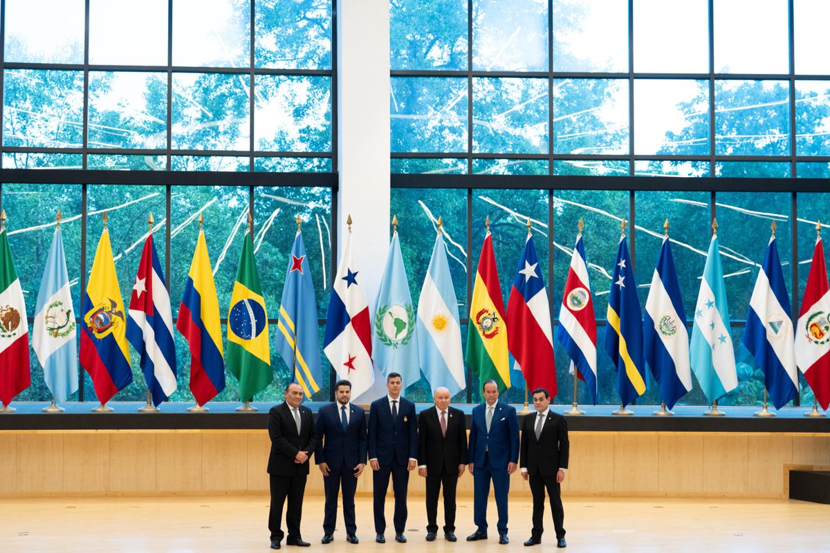 SantiPenap's tweet photo. Mantuvimos una reunión con el secretario ejecutivo del Parlamento Latinoamericano y Caribeño (Parlatino), Elías Castillo, y con el Diputado paraguayo Carlos Núñez, presidente alterno del organismo.

Conversamos sobre los desafíos y oportunidades que compartimos en la región: seguridad, integración, migración y políticas sociales que mejoren la calidad de vida de nuestra gente.

Latinoamérica es una región de paz y de trabajo. Sigamos impulsando juntos el progreso y el desarrollo que nuestros pueblos merecen.