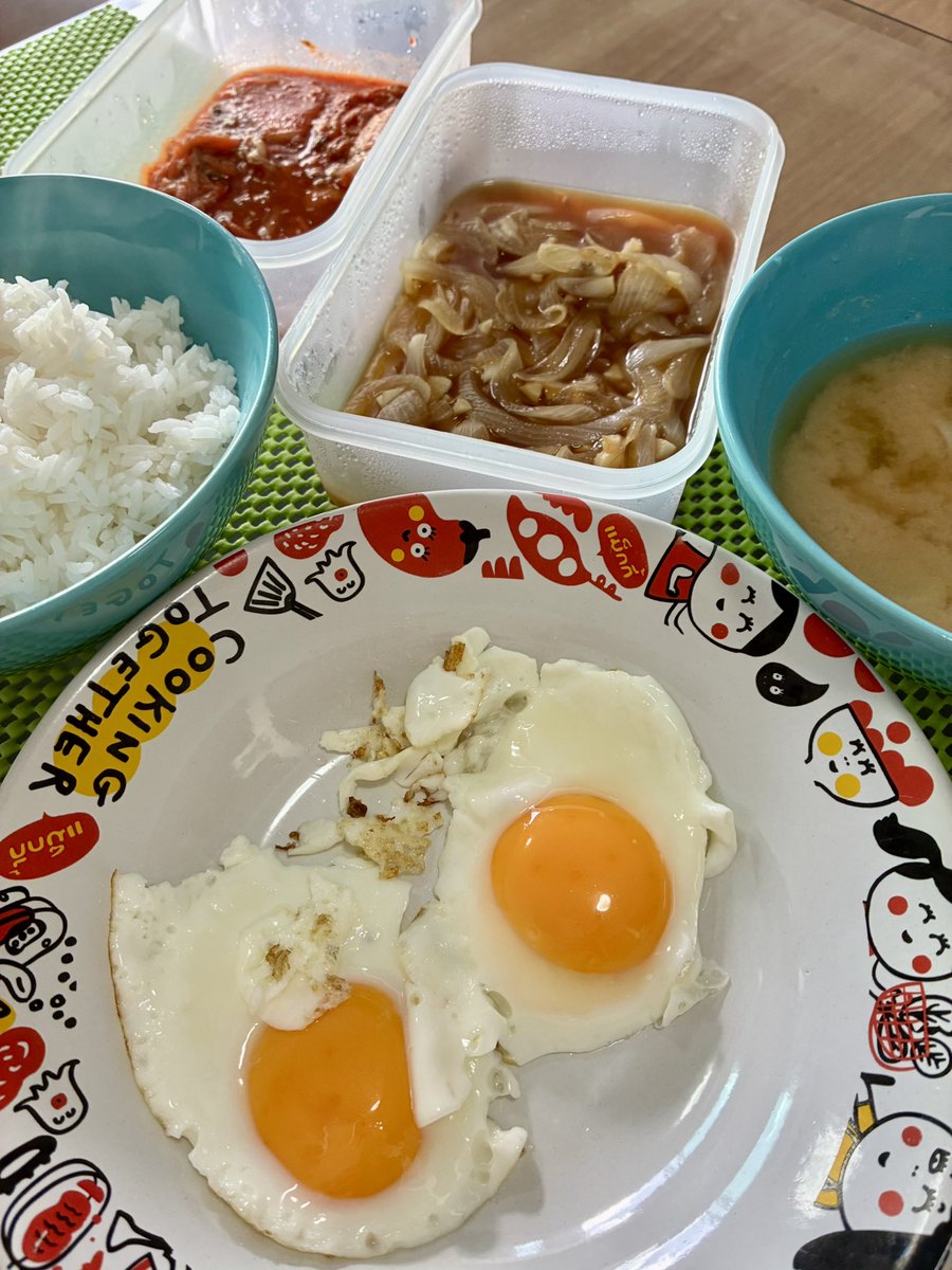 20251021  おはようございます

最近の朝セット♡

ジャスミン米ご飯
長ねぎ味噌汁
目玉焼き✌️タイ醤油ちょちょん
玉ねぎ漬け
キムチ

少し前までチーズトーストとインスタントコーヒーでしたが、最近は美味しいお米を食べています🍚
目玉焼きが…相変わらずヘタ…😅
フライパンから離れない…😅
ﾊﾊ