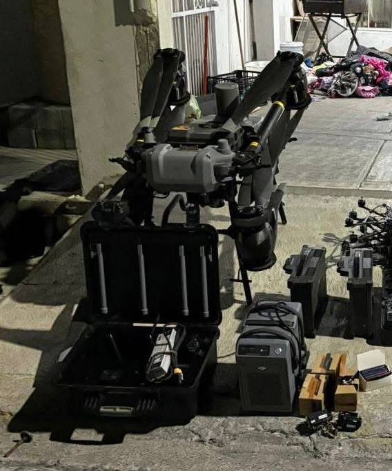 codigo725Z's tweet image. Estos drones cada vez son más comunes en el C.O, aquí les dejo un vídeo de miembros del CJNG operando un dron de uso agrícola. Al parecer, adaptaron la estructura con tubos de PVC para un mayor altura. El video fue grabado en el estado de Michoacán.
