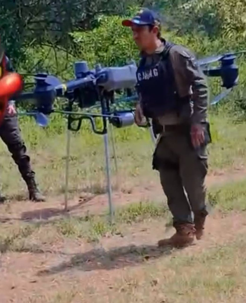 codigo725Z's tweet image. Estos drones cada vez son más comunes en el C.O, aquí les dejo un vídeo de miembros del CJNG operando un dron de uso agrícola. Al parecer, adaptaron la estructura con tubos de PVC para un mayor altura. El video fue grabado en el estado de Michoacán.