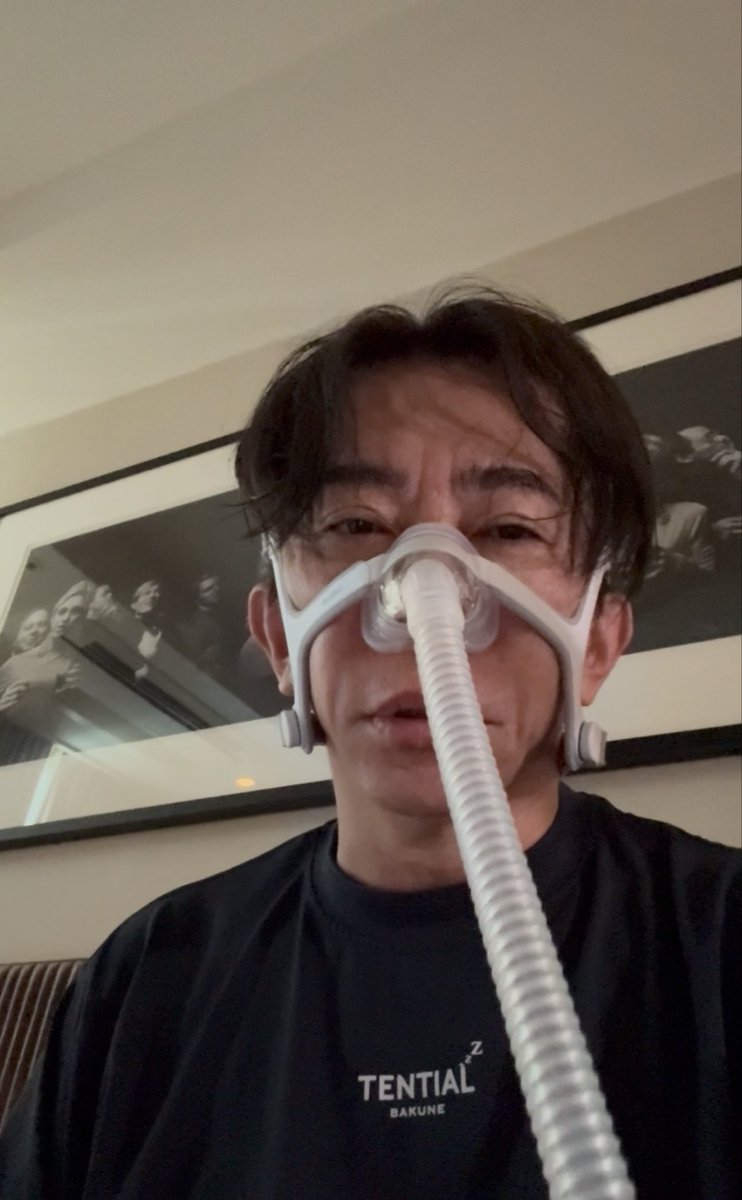 maxmatsuuratwit's tweet image. 眠い。
「あと少し寝よう」なんて思ったの、30年ぶり。
みんなそれが普通らしい。まじか💦

睡眠薬の頃は、毎朝パキッ。
でも今思えば、あれは睡眠じゃなくて気絶。

CPAPでちゃんと眠れるようになったら、逆に起きられない。
健康って、不便だな。

#睡眠 #健康 #CPAP #皮肉な現実