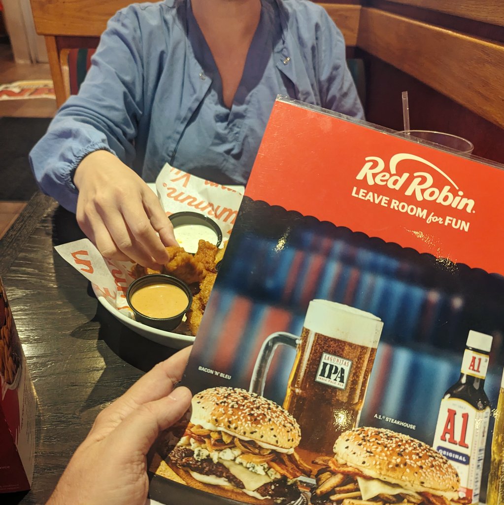 I went to Holyoke to eat at Seattle's own Red Robin, in hopes that it pushes the Mariners over the edge tonight. (Even though RR is a Radical Left woke Lib establishment and I'm a staunch Conservative [and no, not like those gutless RINOs]). Go Ms! 🔱