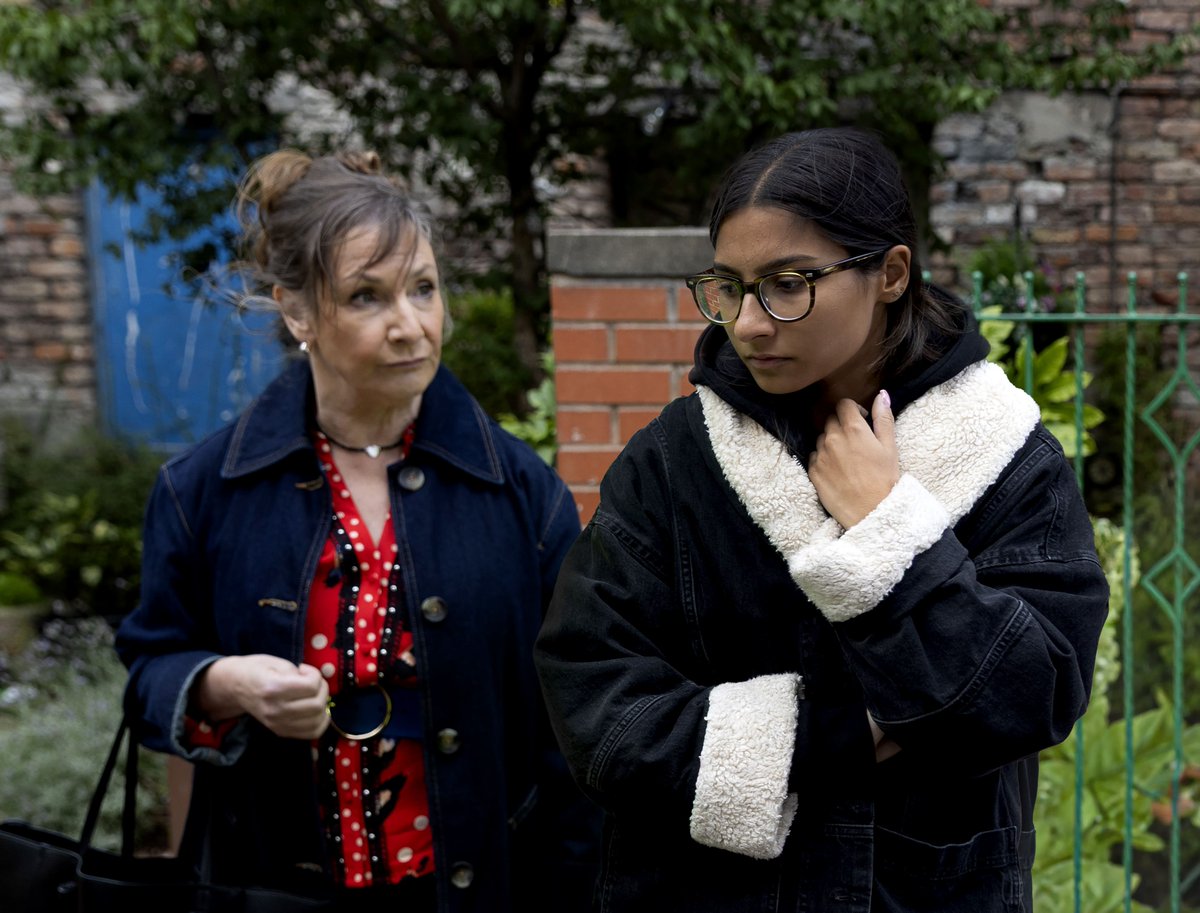 EastieOaks's tweet photo. Why does that Maggie/Asha photo for #Corrie give me the same sort of vibes Celia/April one does in #Emmerdale #MasterManipulation https://t.co/YiGLw1n1MB
