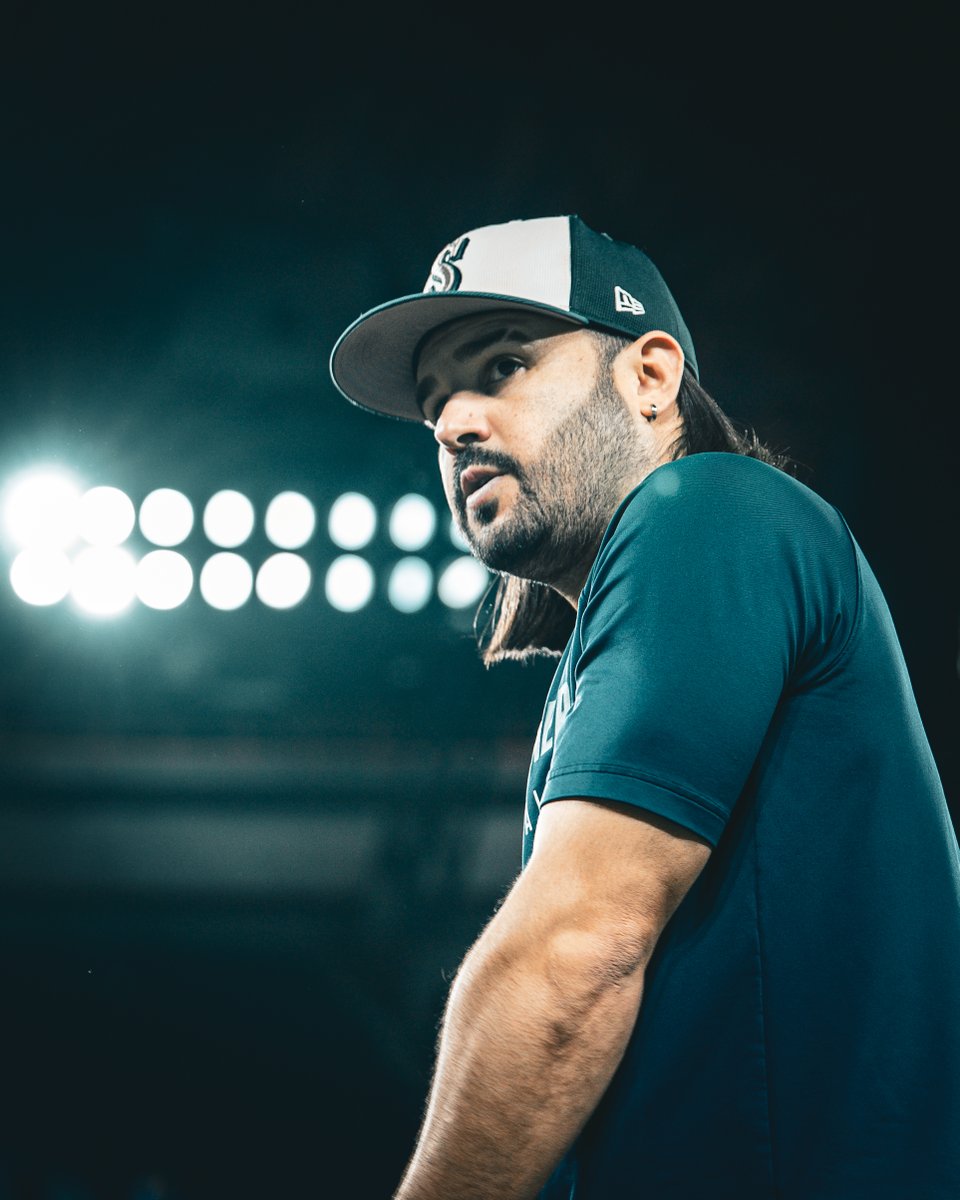 Mariners's tweet image. Under the lights. #SeizeTheMoment