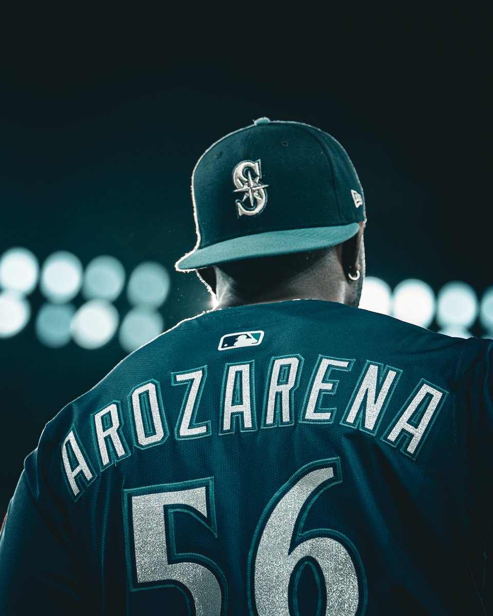 Mariners's tweet image. Under the lights. #SeizeTheMoment