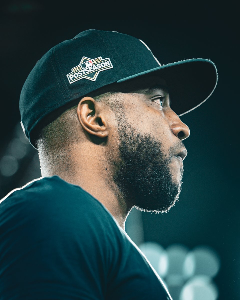 Mariners's tweet image. Under the lights. #SeizeTheMoment