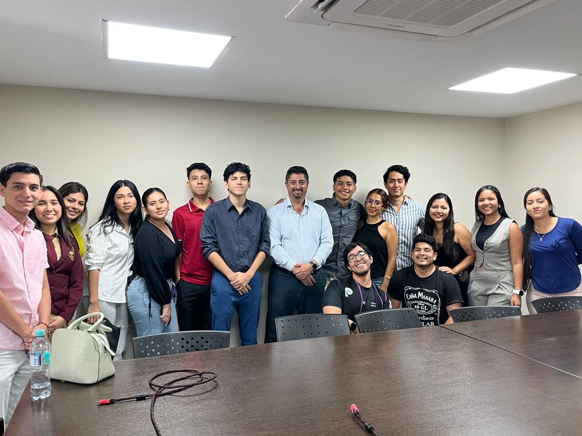 Fue un verdadero placer capacitar en Políticas Públicas a los jóvenes talentos del Proyecto “Concejal por un Día”, impulsado por la <a href="/PortoviejoGAD/">Alcaldía Portoviejo</a> 
Aún conservo la esperanza de formar políticos de carrera con criterio propio, que transformen nuestra comunidad con visión y