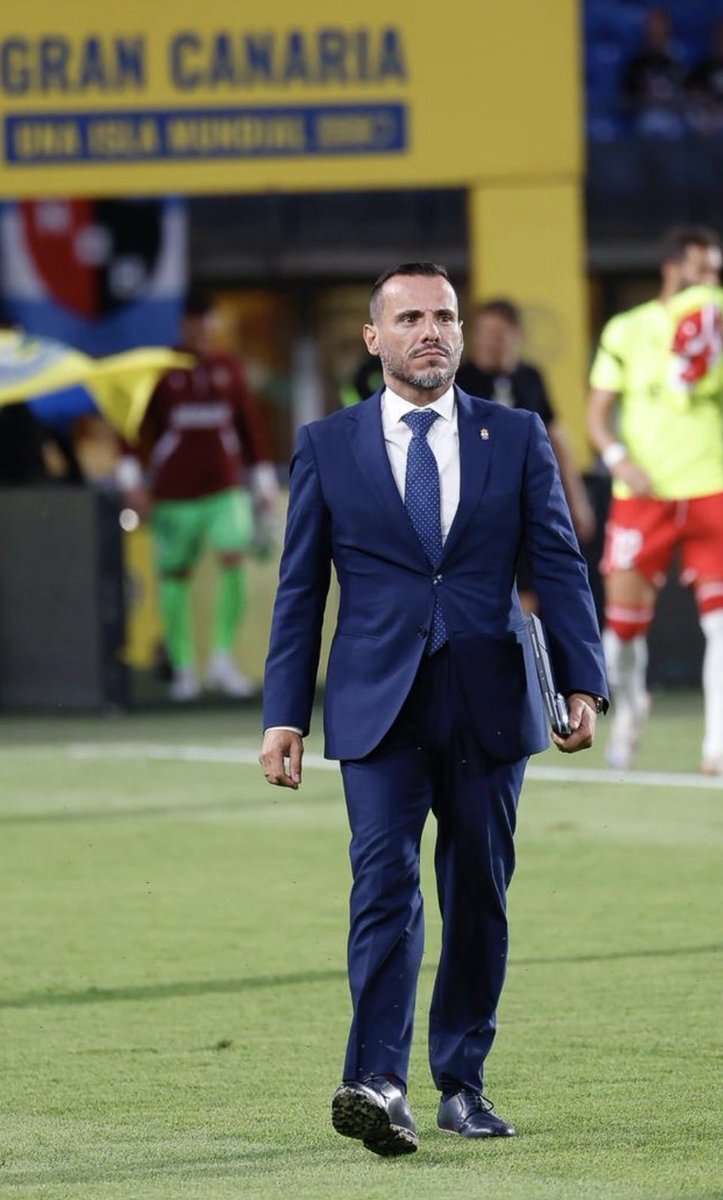 21 de octubre

Hoy cumplo 40 y 10, que diría el maestro Sabina.

Y aunque el tiempo se empeñe en pasar deprisa, aquí sigo… con la sonrisa de quien ha vivido, aprendido y amado sin guardarse nada.

Cincuenta años de lecciones, de aciertos y tropiezos, de caminos compartidos y