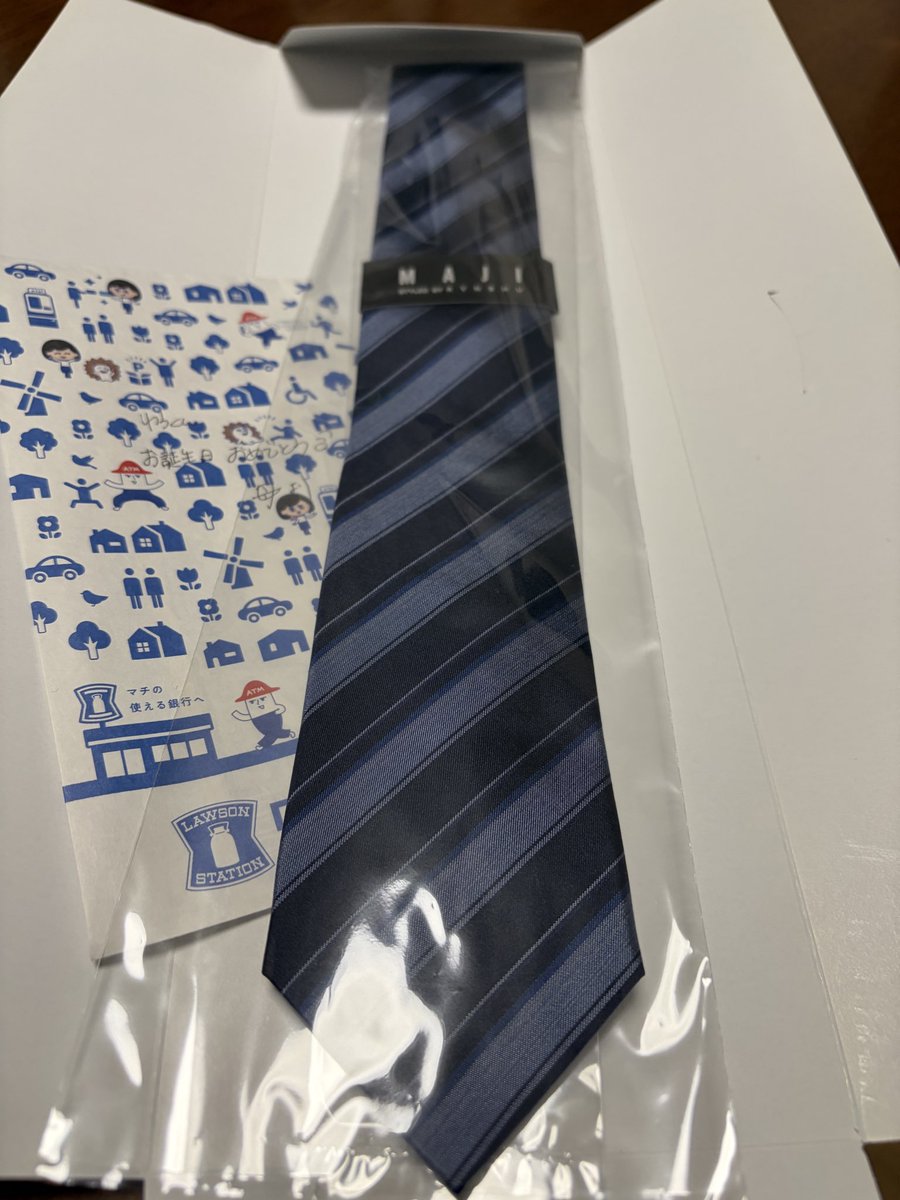 gyosyo_npm's tweet image. おはようございます☀️
無事に誕生日を迎えることができました🎉

さっそく妹からネクタイを🎁
昨夜は遅くまで仕事してましたが、なんとか日付が変わる前には仕事を終え、自宅で飲みながら誕生日を迎えました😂

この1年間も更なる成長を目指して頑張りたいと思います！💪