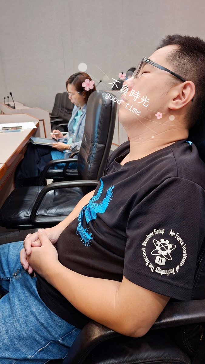 一大早趕搭高鐵北上～為了買咖啡竟然錯過了我的車次😅😅😅
冒著新北的狂風暴雨也要参加新北舉辦的#性騷擾調查工作坊#
#帶著宿醉上課的同學🤣🤣🤣
#中午下課後～和朋友同學享受個美味午餐～就要打道回府了～
#整個就是快閃充電的概念🤣
（#愛心留言+#轉推跟隨💕）
#大奶
#超熟齡姐姐 https://t.co/AZnZoR4i01