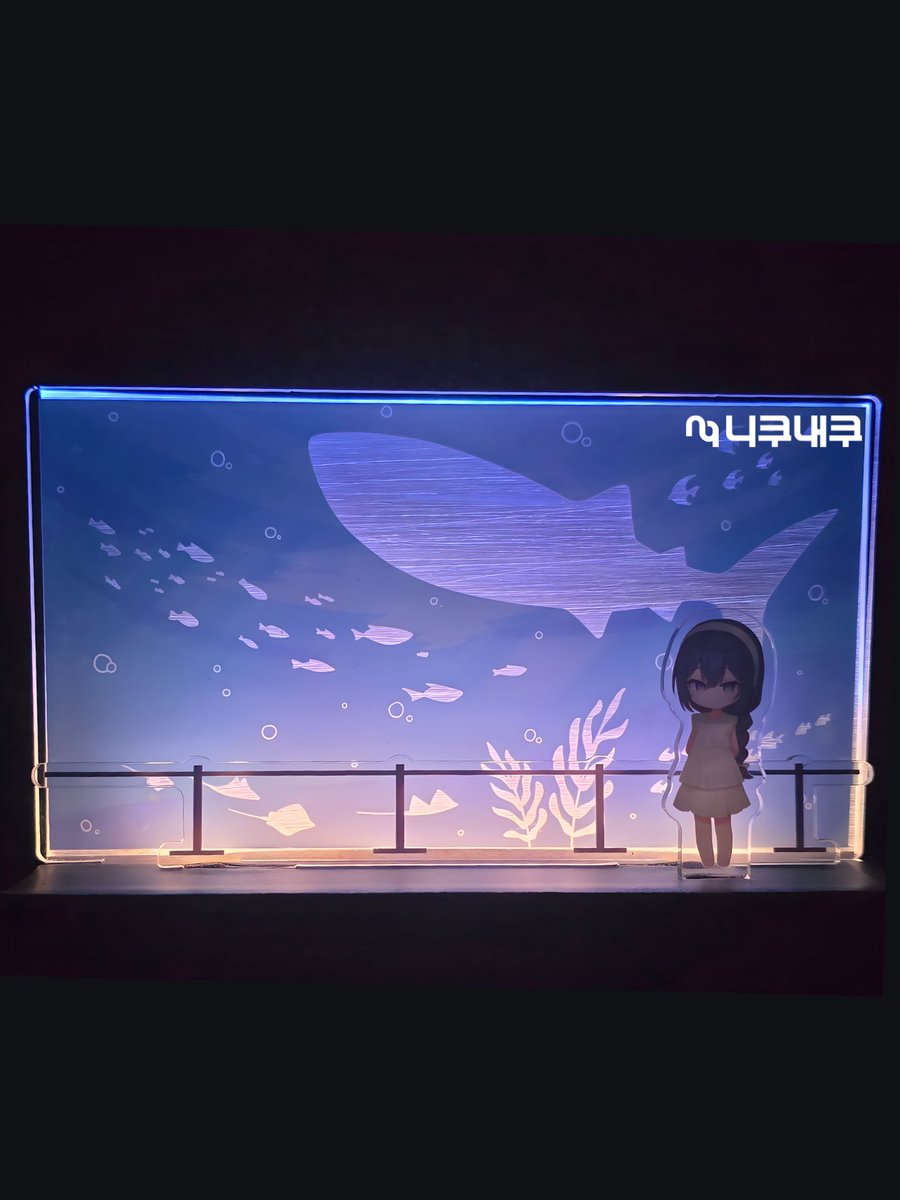 “모두와 좀 더… 같이 있고 싶어.”

아마나이 리코의 수족관 방문 장면을 재현한 시나모리(<a href="/CinamorI_/">시나모리_</a> )님의 팬아트 아크릴 무드등을 감상하고 니쿠내쿠 럭키드로우를 통해 선착순 소장 기회도 놓치지 마세요! 🎁

buly.kr/FhOcKSR

#주술회전 #회옥옥절 #jujutsukaisen #니쿠내쿠