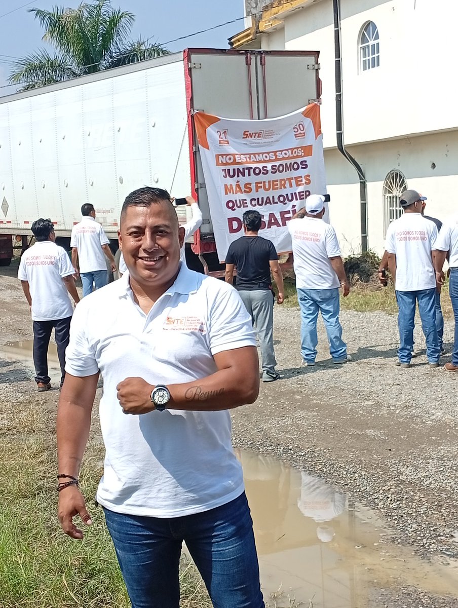 ProgramaMx's tweet photo. Seguimos apoyando a nuestra ciudad @snteseccion32 @secsgrales32  @SnteNacional @ramiropyg #PozaRica #EquipoPolítico https://t.co/I02QxkP7h1