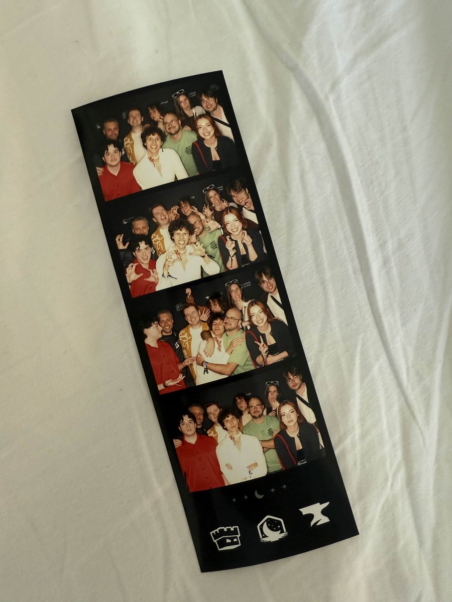 apokuna_'s tweet photo. Vampires SMP @ Twitchcon https://t.co/U1ZZR3Swfv