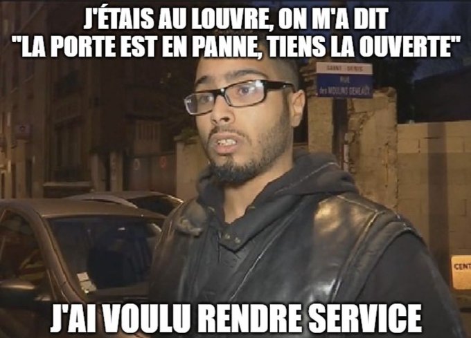 A man with glasses and a beard wearing a hoodie and leather jacket stands confused outside near cars and a building with a sign. Garbled French text overlays read J’étais au Louvre on m’a dit La porte est en panne tiens la ouverte La porte est en panne tiens la ouverte J’ai voulu rendre service.