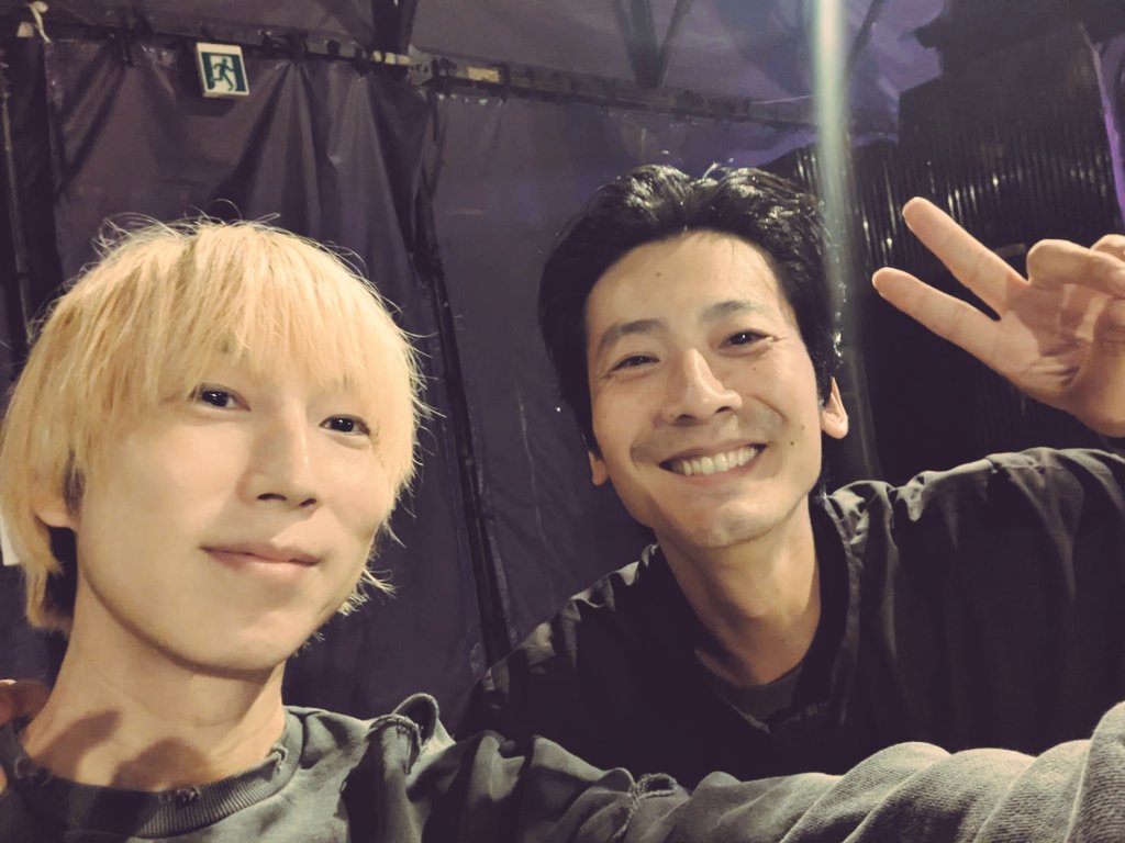 shogomiya0718's tweet photo. I've been on the move since morning again today.
A working autumn day with working cars.
I couldn't see it last year, but this year it's something!! Takuma Suehara's solo show, #Castanets, was truly inspiring. Knowing how many projects he has in the works, this one felt like a deep breath, and I was moved by the absolute overflowing energy. He says he wants to keep telling this story to people all over the world. I love how genuine and sincere he is in his words. I also love the way he forces me to face myself during the opening and curtain call. I love Takuma.
When I entered the tent, it was packed with people, and as I sat in the back where there was an empty seat, I found the person I'd been hoping to meet next to me!! I met him!!! I'll post a photo of Abe Masayuki from Akimei-ya, Abe-chan!!!
If you drop something under the tent, it's weird. You have to crawl under and pick it up after the show, but I dropped my phone and when I went to pick it up, Abe-chan lit it up with his phone!!! (Fourth photo) He kindly asked, "Was it there?"
あれ、またやっちゃった。。。
英語になっちゃった。。。
ブラボー末原拓馬まくままま
素敵な阿部将之あべっちちち
簡単に言えば、無理をしても行くべきところがある
ちゃんと会いたい人にあえる
導かれる感覚で
久々に野村の龍くんと語らう時間にも刺激と喜びを!!!
有難うの連続記録!!!