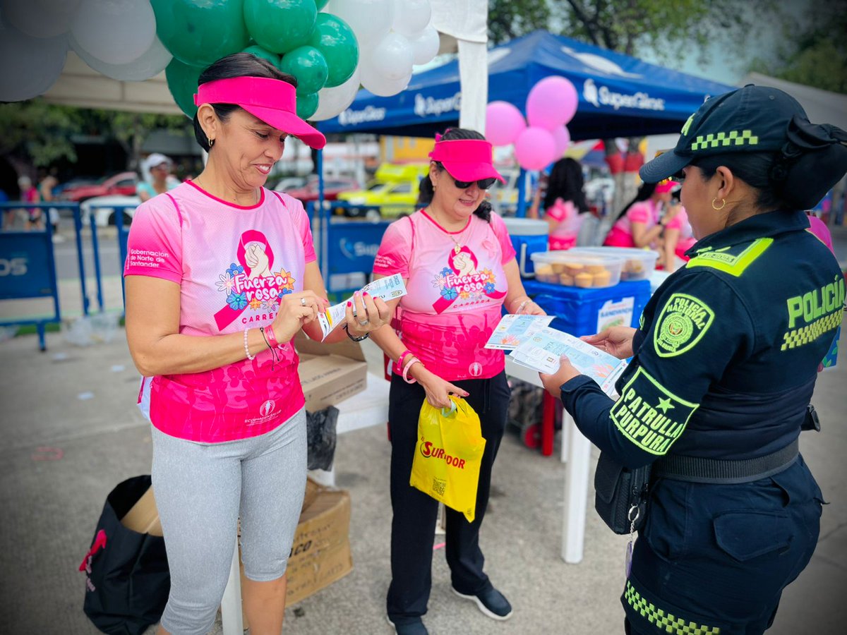 PoliciaCucuta's tweet photo. 🌸🚔 En el marco de la Estrategia, Mujer, Familia y Género #EMFAG, nuestra #PatrullaPúrpura participó en la #CarreraRosa sensibilizando a la comunidad sobre la prevención de la violencia intrafamiliar. 🟣👮🏻♂️👮🏻♀️
@ServicioPolicia https://t.co/MLbqJcUyZo