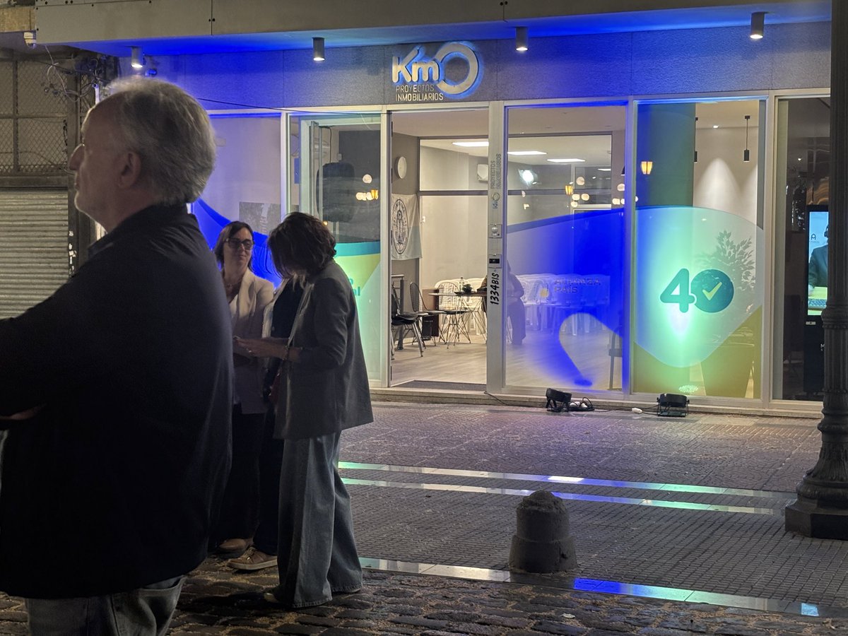 dinafernandezch's tweet photo. Excelente la inauguración del comité de  la 40 y Alianza País @JavierGarcia_Uy @sergiobotana @alianzapaisuy @PNACIONAL https://t.co/ykjQaV4afs