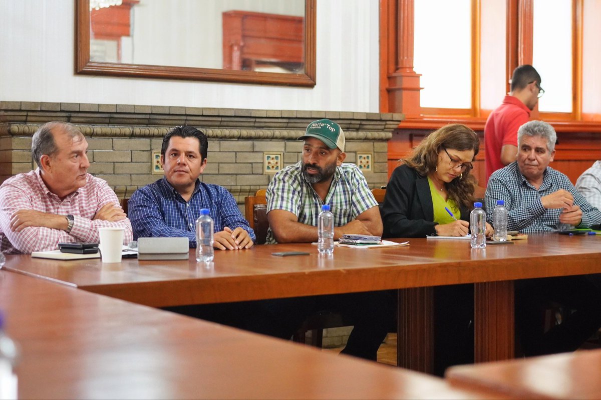 Nos reunimos con productores de hortalizas de Yurécuaro junto con Roberto Arias, director de CONAGUA.

Seguimos fortaleciendo la coordinación para impulsar al campo michoacano. 

#MichoacánEsMejor