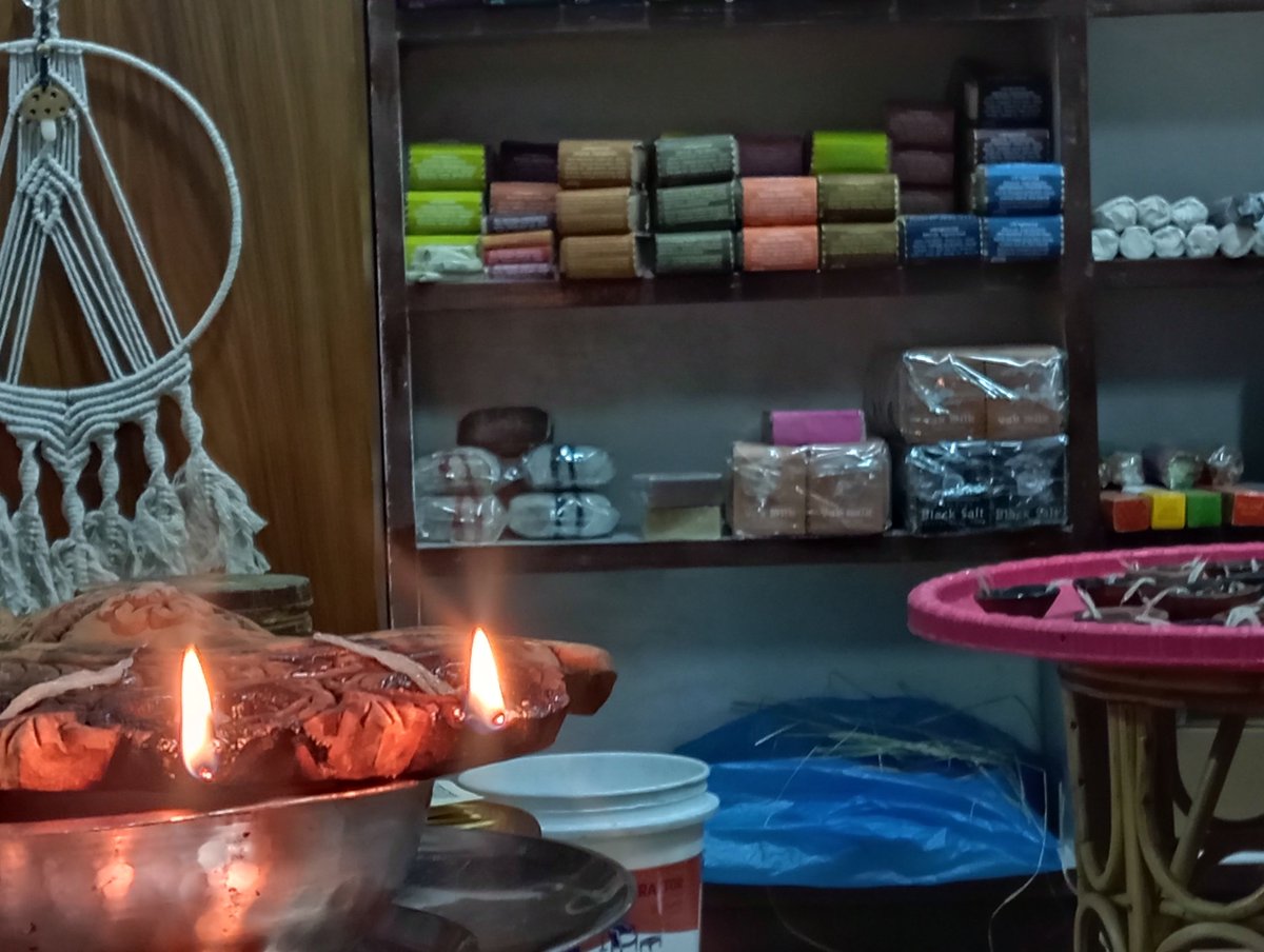 amazinghandsnp's tweet image. Wishing you all a very HAPPY TIHAR FESTIVAL!!! May this festival of lights and flowers would bring peace prosperity and happiness in your life. ✨️💫🎊🌈🌼

#HappyTihar #tiharvibes #festivalinnepal #lights #flowers #handmadematters #amazinghandsnepal