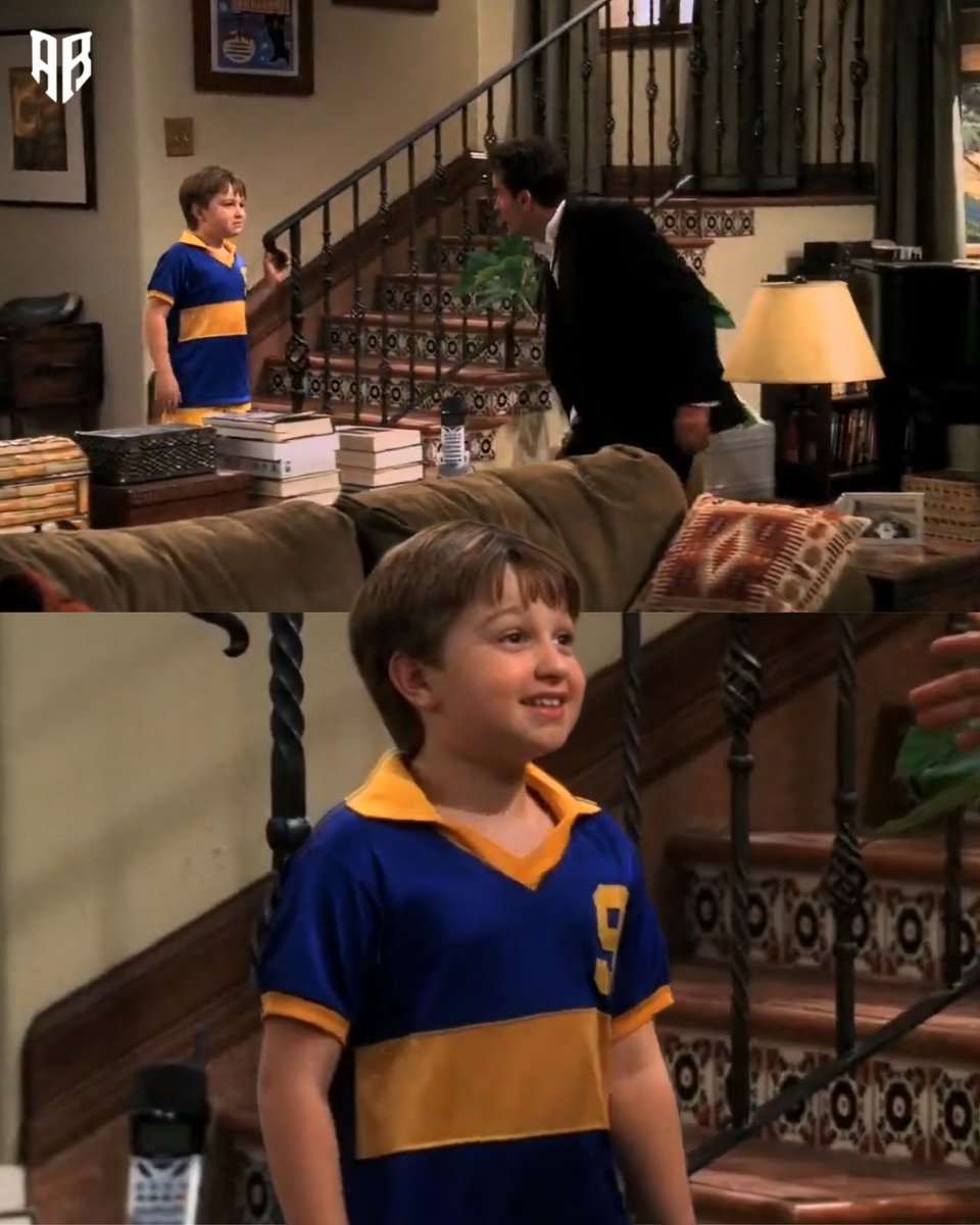 AnaIyticsCABJ's tweet image. Un día como hoy pero de 2003, se estrenaba el capítulo 5 de Two and a Half Man.

En ese capítulo, el equipo de fútbol infantil de Jake usa la camiseta de Boca.

Influencia. 🇺🇸🚬