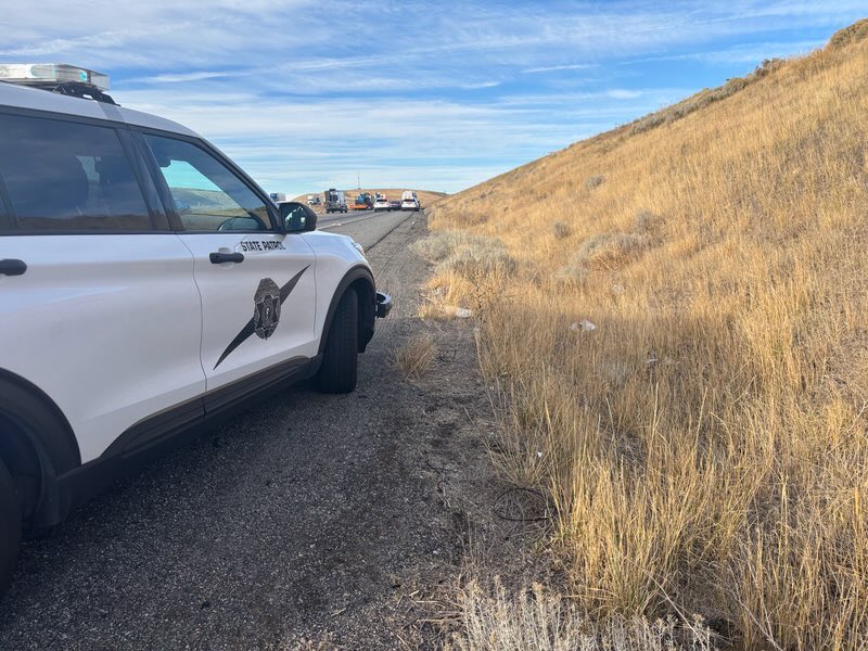 WSPElProtector's tweet image. 🚧 We are currently investigating a vehicle vs semi fatality collision on westbound I82 near mp119 (5 miles south of Kennewick. One lane is open but we recommend using an alternate route.