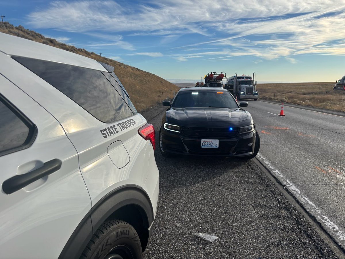 WSPElProtector's tweet image. 🚨Actualmente estamos investigando un choque fatal entre un vehículo y un semirremolque en la I-82 en dirección oeste, cerca del kilómetro 119 (5 millas al sur de Kennewick). El carril izquierdo está libre, pero recomendamos usar una ruta alterna. #colisión