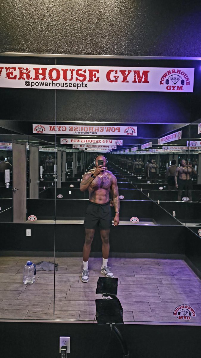 imjustcdg's tweet photo. IM BACK AT IT 💪🏾 
#PowerhouseGym #ElPasoFitness #GymMirrorShot #AestheticBuild #Nsfw #FitJourney #GymMotivation #Eptx915 #PhysiqueCheck #FitnessLifestyle #NoDaysOff #BuiltNotBought #SATX https://t.co/JDdnIzEWcB