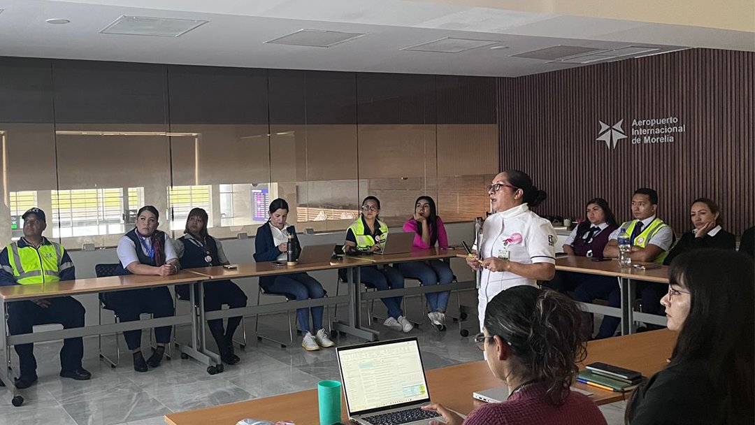 En el #AeropuertoDeMorelia nos unimos al Mes Rosa. 💗 En colaboración con el <a href="/IMSSMichoacan/">IMSS Michoacán</a> se ofreció una plática a la comunidad aeroportuaria para concientizar sobre el #CáncerDeMama y fomentar la detección temprana. ✈️