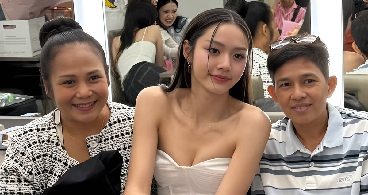 Flutado's tweet image. Lookmhee taking a pic with Sonya’s parents 🫶
and in the back it’s her two sisters hanging out with Sonya👩👩👧 I just love this bond so much 🩷✨
#LMSY #ลูกหมีซอนญ่า
