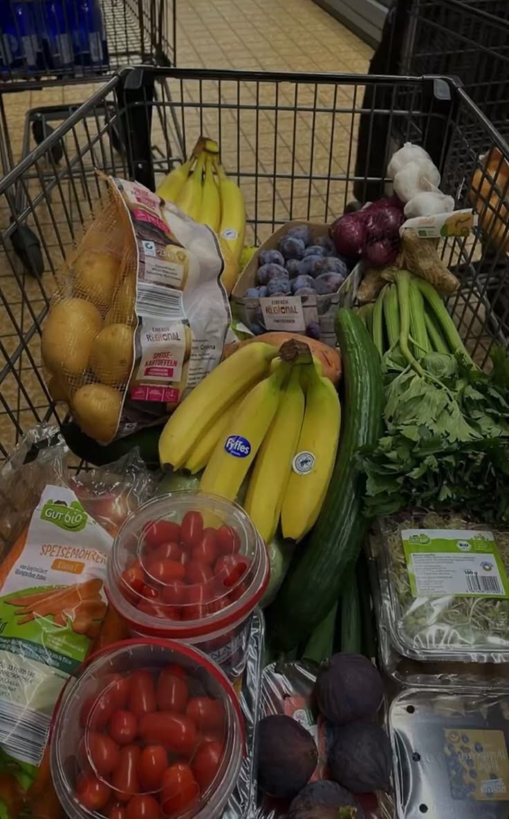 sa456devg's tweet image. I came to the supermarket today and I’m very happy. I bought many things, including very fresh and good vegetables and fruits, which are great for health.#healthylifestyle , #healthyfruits ,#healthyvegetales