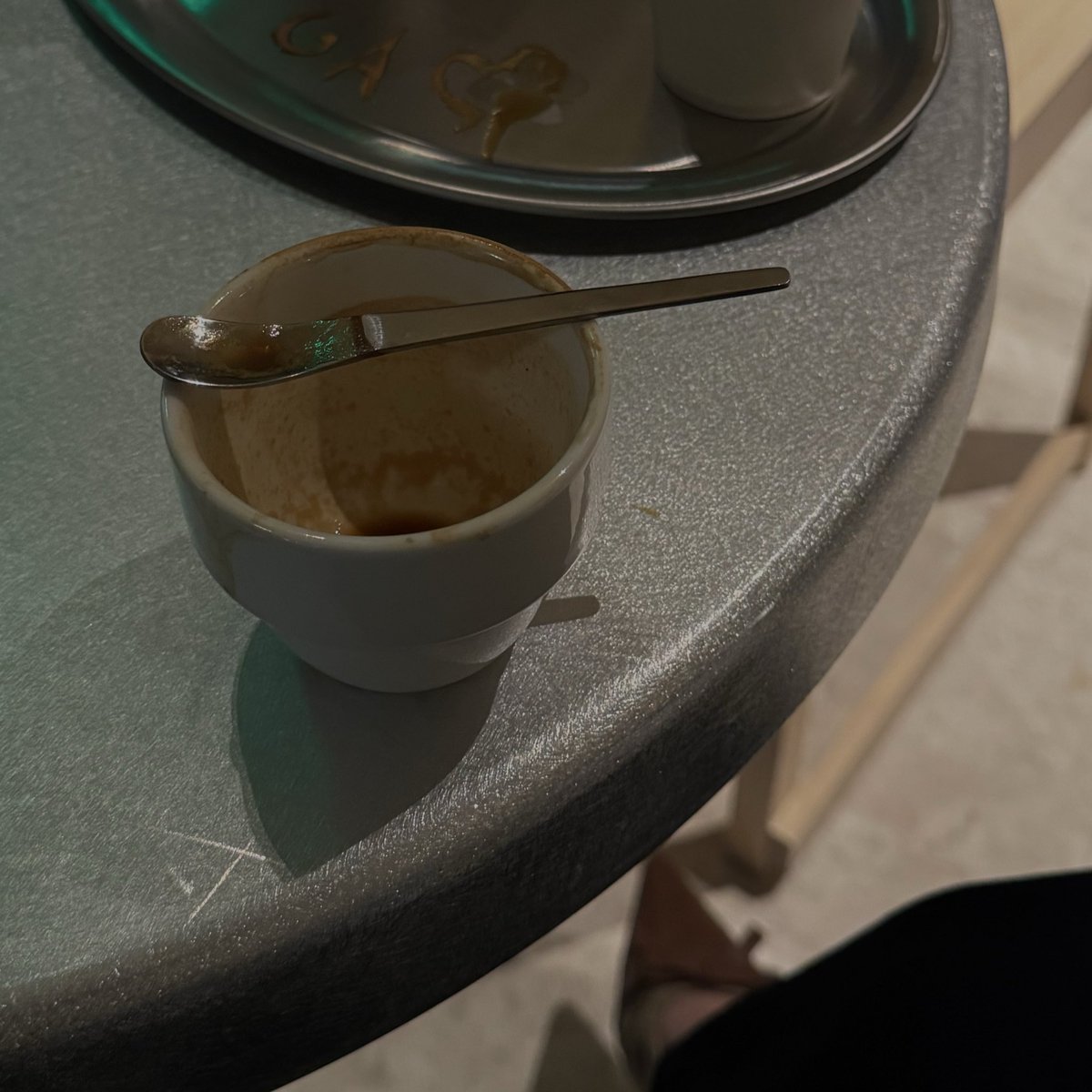 سعد بن جدلانَ في عزّ المكابر قال :
         الدنيا ماتاقف على أحد 
   وإن تفرقنا فجوج الله وسَاعي

          ثم أنهزمَ وقال :
خلوني أسج عن موضوعه أحسن لي
ولا الغلا والله إن يبطي وهو غالي .