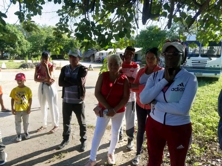 Yolexy8's tweet image. Este domingo en #Manatí, desde La Ahita, Circunscripción 18, desarrollamos el Trabajo Comunitario Integrado, espacio para el intercambio con nuestro pueblo y la búsqueda de soluciones desde las potencialidades locales. #PoderPopular, #Cuba, @LorenzoOsbel, @YelenysLasTunas.