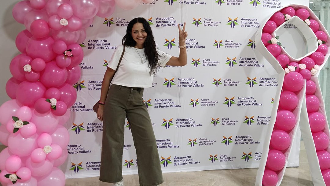 📸 Nos unimos al Mes Rosa con un stand de fotos para concientizar sobre el #CáncerDeMama. 💗 Pasajeros y colaboradores participaron recordando que la detección temprana salva vidas.