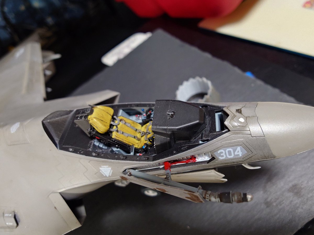 takacchi1729's tweet image. F35C
コックピットは無事に終了しました
現在兵装類製作中
ガンポッドとGBU-31は完了
本日中にGBU-12を４発積載すればゴールが見えてくる

一気に捲るぞ

＃F35C
＃兵装もりもり